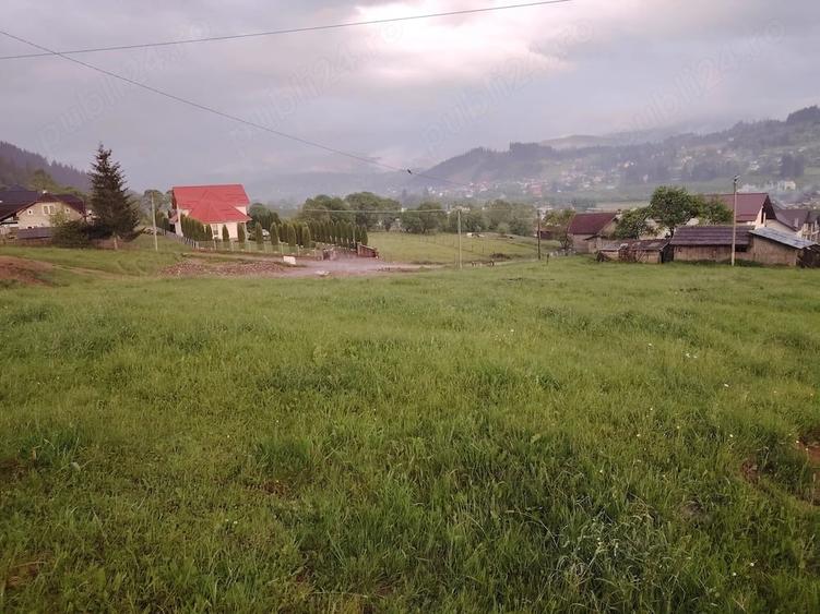 Teren de 2421 mp, în Est
