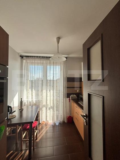 Apartament cu 3 camere semidecomandat, mobilat în Tractorul
