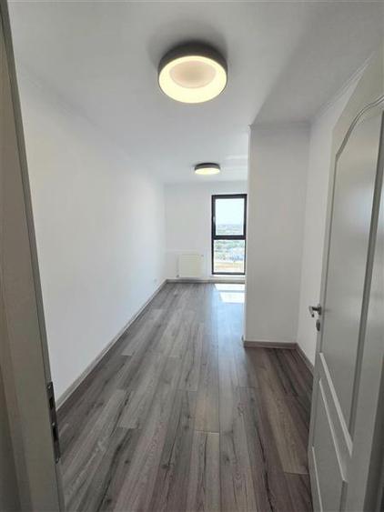 Apartament cu 3 camere semidecomandat în Exterior Nord