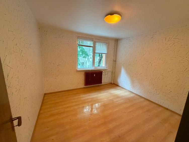 Apartament cu 3 camere semidecomandat în Dristor