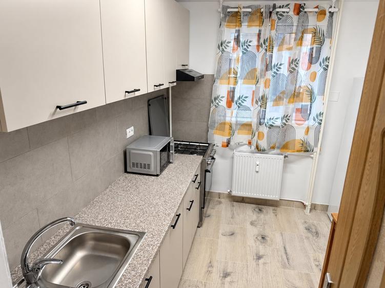 Apartament cu 4 camere semidecomandat, mobilat în Dristor