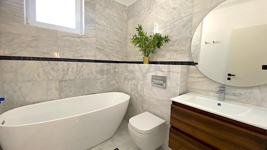Casă individuală cu 5 camere cu Piscina în Tunari