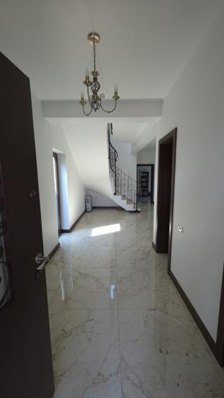 Casă individuală cu 4 camere cu Teren 1050 Mp în 1 Decembrie
