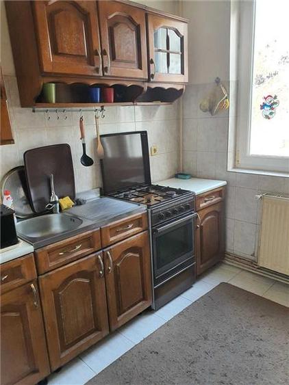 Apartament cu 3 camere decomandat, mobilat în Dâmbovița