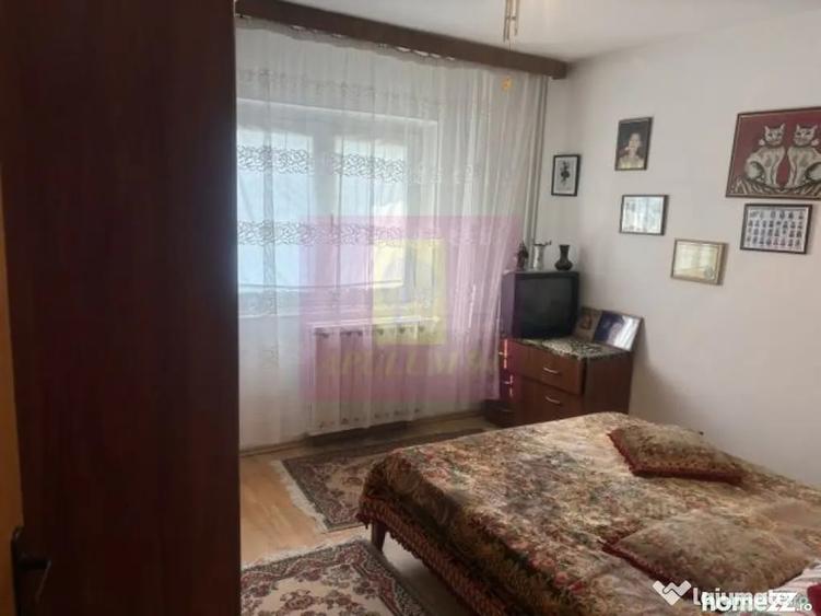 Apartament cu 3 camere decomandat în Drumul Sării