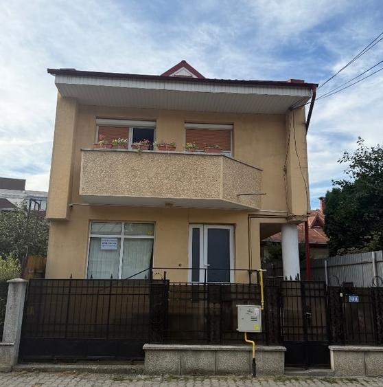 Casă individuală cu 5 camere cu Canalizare în Ultracentral