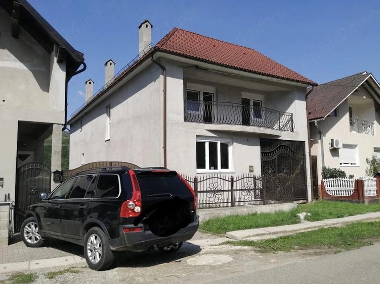 Casă cu Teren 1200 Mp în Nepos