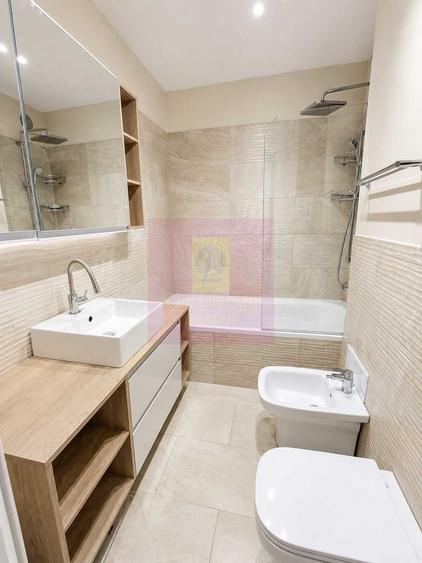 Apartament cu 3 camere semidecomandat în Titan