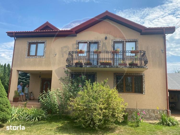 Casă cu 5 camere cu Teren 4600 Mp în Central