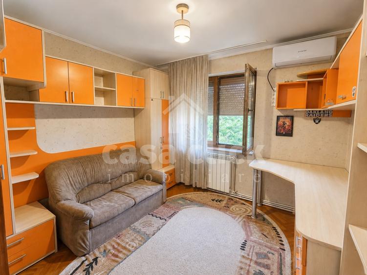 Apartament cu 4 camere decomandat în Central