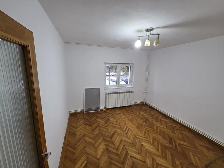 Apartament cu 3 camere semidecomandat în Tomis III
