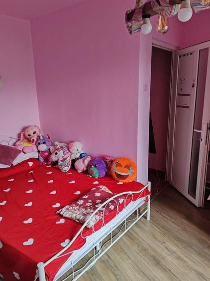 Apartament cu 3 camere semidecomandat în Satu Nou