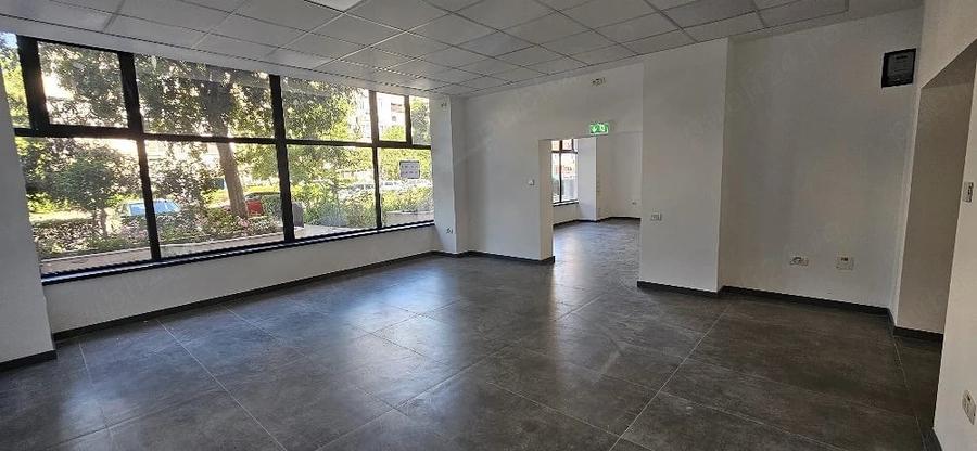Spațiu comercial, de 98 mp, în Poarta 6