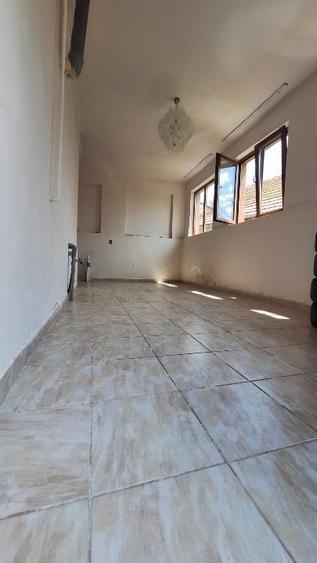 Casă cu 5 camere cu Garaj în Ghirodei