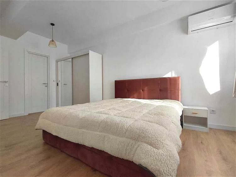 Apartament cu 3 camere semidecomandat, mobilat în Pipera