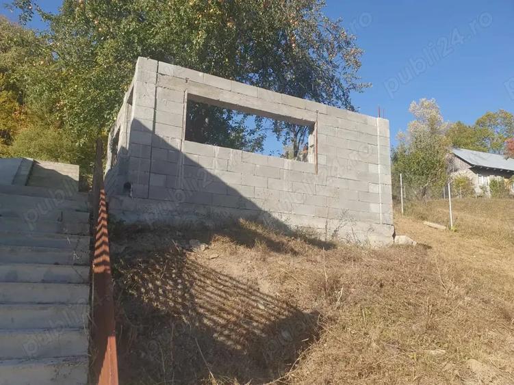 Casă cu 5 camere cu Teren 3519 Mp în Agăș