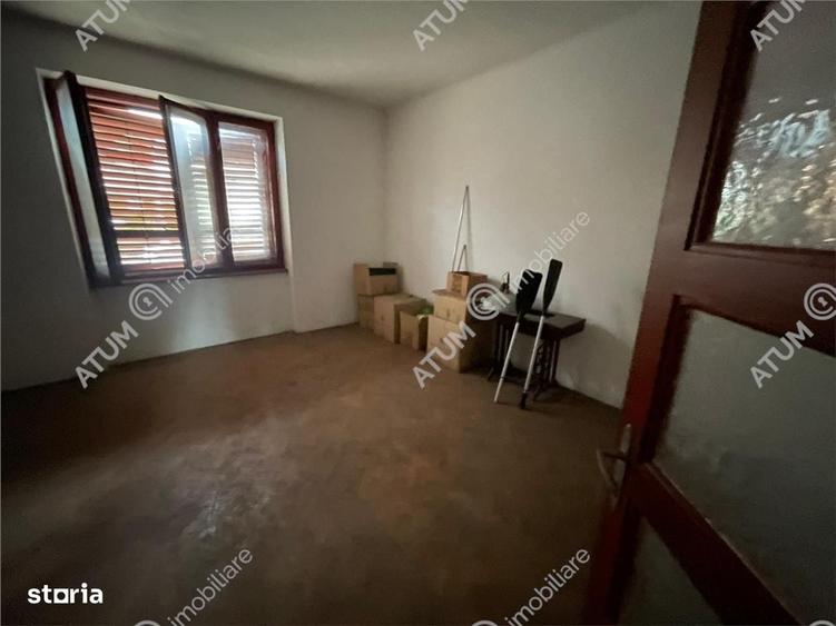 Casă cu 4 camere decomandat în Sub Arini