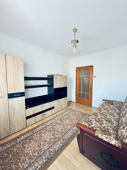 Apartament cu 3 camere decomandat în Răcădău