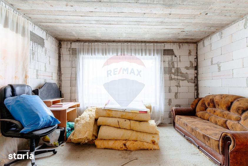 Casă cu 5 camere cu Teren 1240 Mp în Cotmenița
