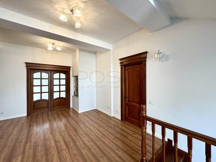 Casă individuală cu 8 camere cu Canalizare în Băneasa