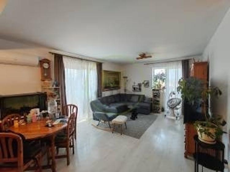 Penthouse cu 3 camere decomandat, mobilat în Turnișor