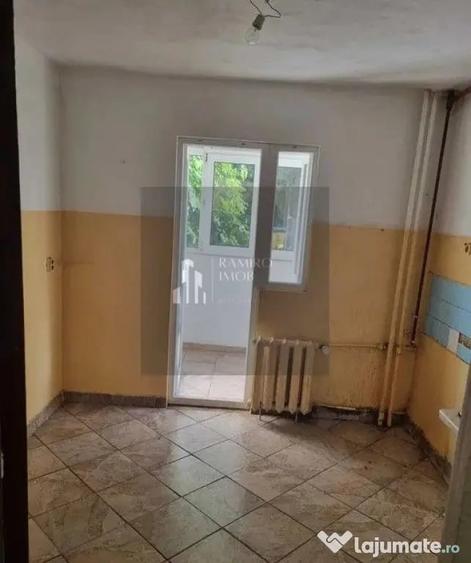 Apartament cu 3 camere semidecomandat în Titan