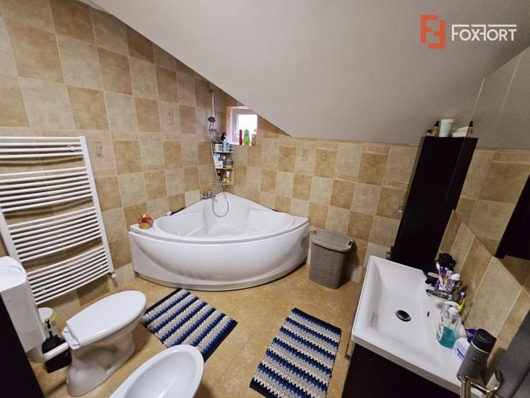 Casă individuală cu 6 camere cu Canalizare în Gai