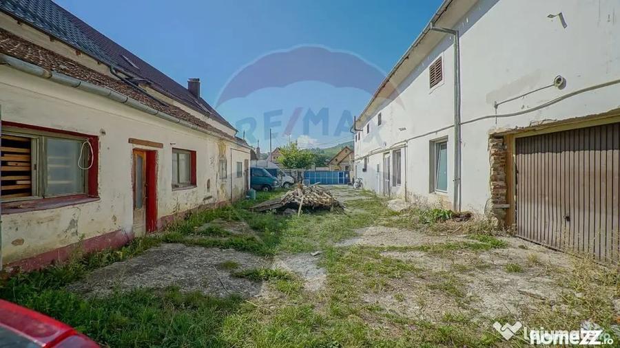 Casă cu 9 camere cu Teren 1236 Mp în Central