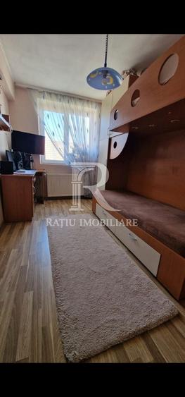Apartament cu 3 camere semidecomandat, mobilat în Central