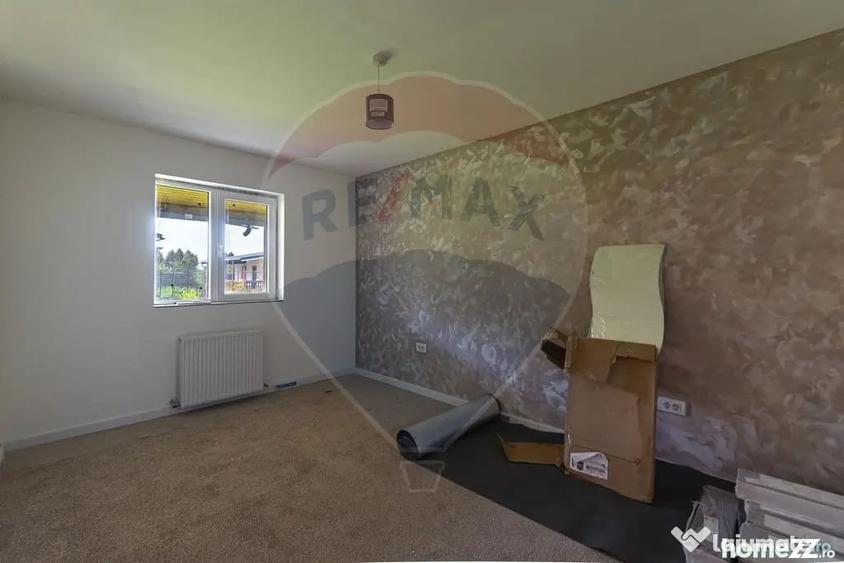 Casă cu 7 camere cu Teren 1007 Mp în Stupini