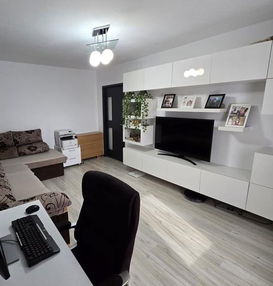 Apartament cu 3 camere decomandat în Crângași