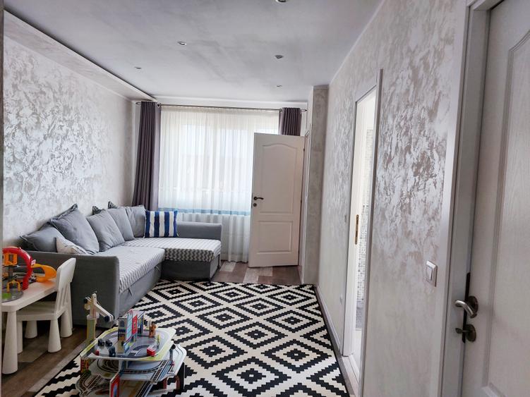 Apartament cu 4 camere semidecomandat în Calea Romanului