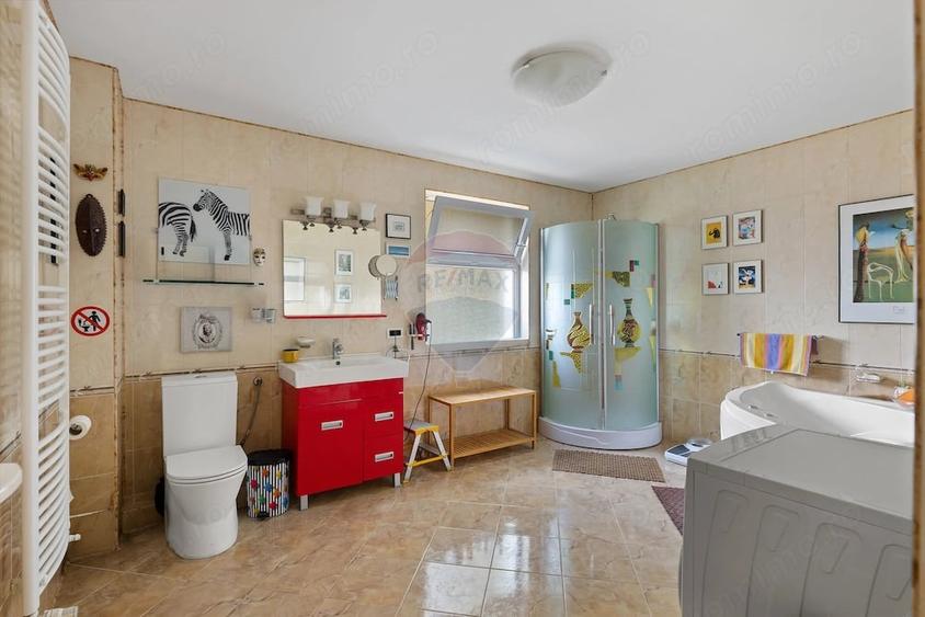 Casă cu 4 camere cu Teren 921 Mp în Subcetate