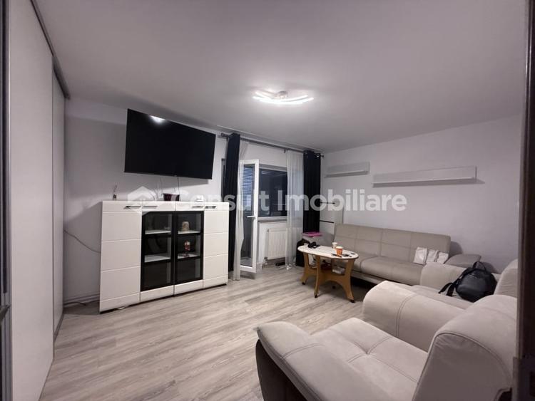 Apartament cu 3 camere decomandat în Între Lacuri
