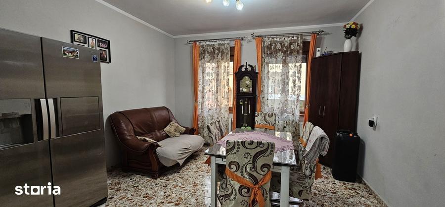 Casă cu 5 camere decomandat cu Teren 250 Mp în Lazaret