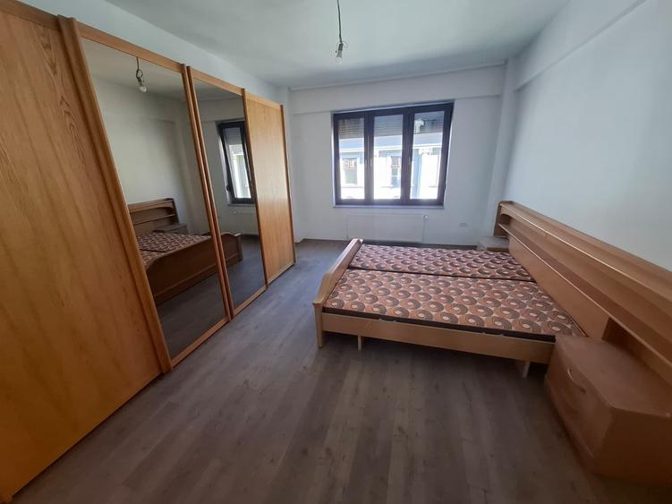Apartament cu 3 camere decomandat în Boul Roșu