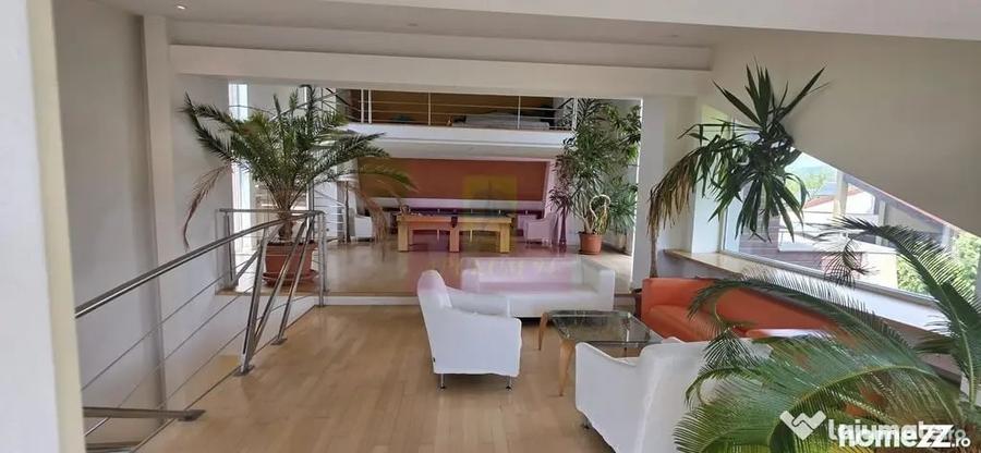 Casă cu 7 camere cu Teren 2813 Mp în Central