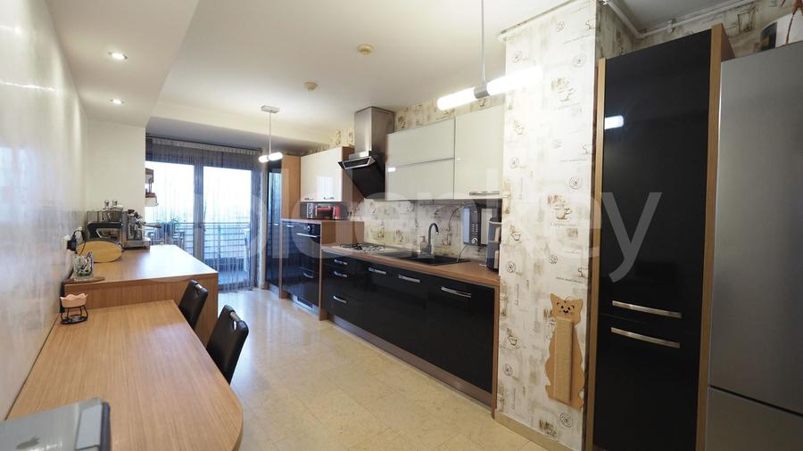 Apartament cu 4 camere semidecomandat, mobilat în Băneasa