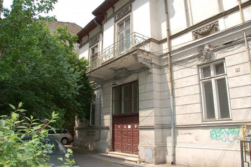 Casă cu 15 camere cu Teren 647 Mp în P-ța Romană