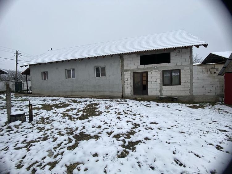 Casă cu 4 camere în Sinești