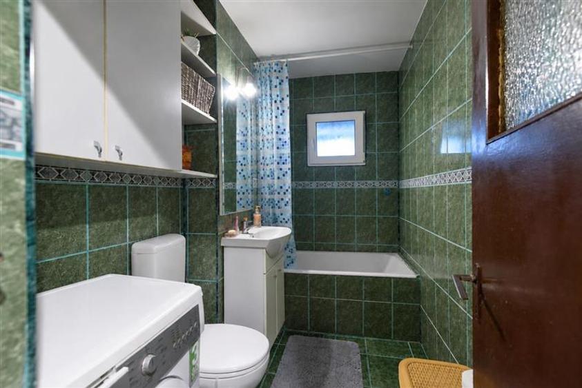 Apartament cu 4 camere semidecomandat, mobilat în Tractorul