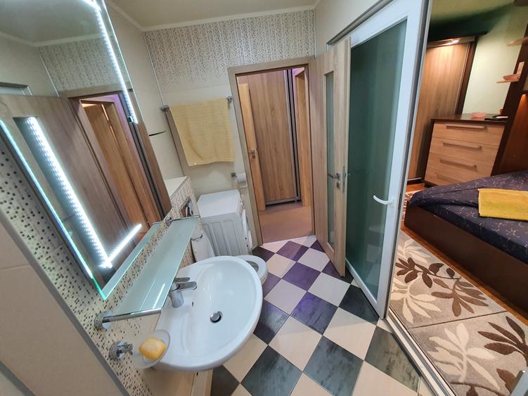 Apartament cu 3 camere semidecomandat, mobilat în Complex Studențesc