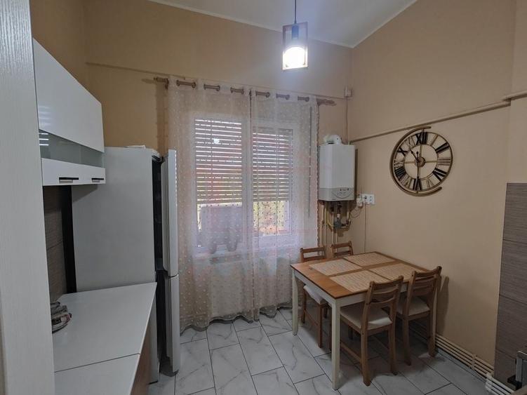 Apartament cu 2 camere decomandat, mobilat în Central