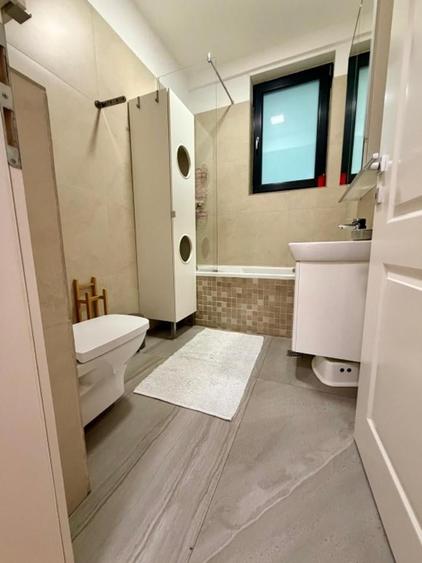 Apartament cu 3 camere semidecomandat în 13 Septembrie