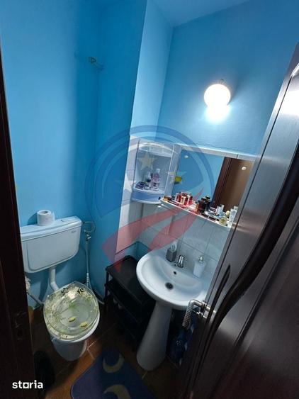 Apartament cu 3 camere decomandat, mobilat în Sărari