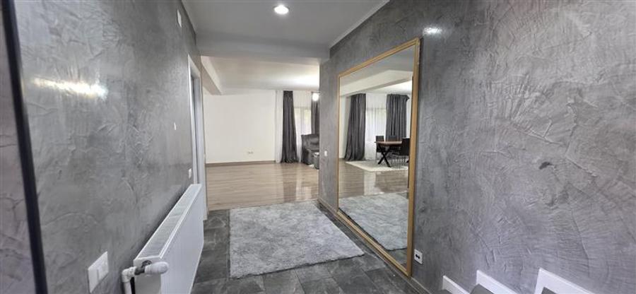 Casă individuală cu 5 camere cu Teren 400 Mp în Central