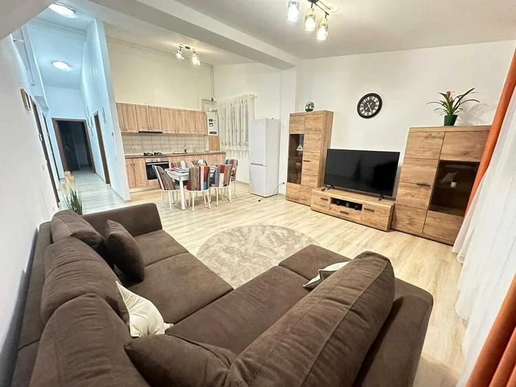 Apartament cu 3 camere decomandat, mobilat în Sisești
