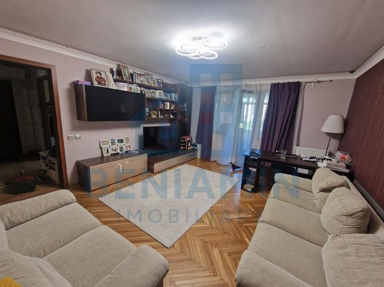 Apartament cu 4 camere decomandat în Central