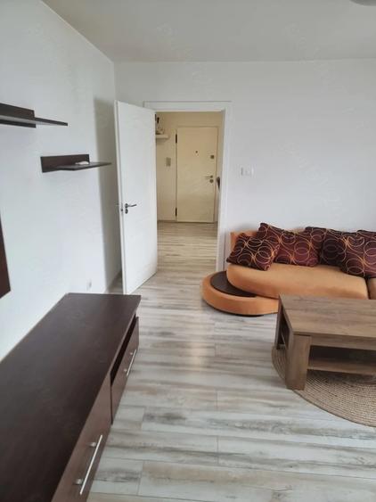 Apartament cu 2 camere semidecomandat în Soarelui