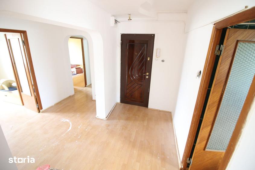 Apartament cu 4 camere decomandat în Micro 17